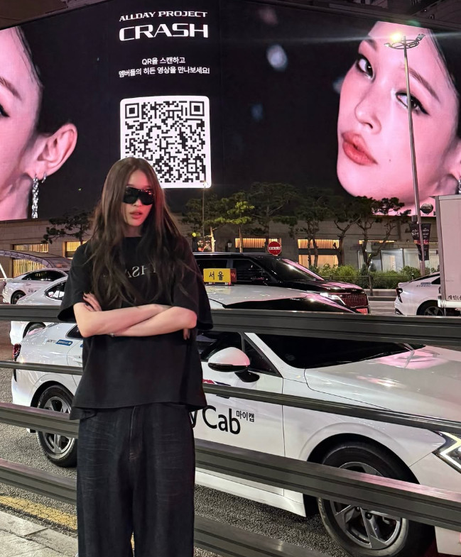 '신세계 회장 딸' 애니, 가족 반대 뚫고 데뷔하더니...母 백화점 전광... - 뉴스 썸네일 이미지