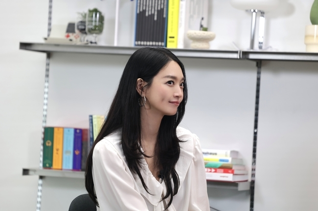 신민아, ‘유 퀴즈 온 더 블럭’·유튜브 출격…‘재혼 황후’ 홍보
